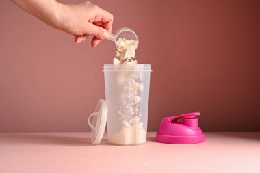 Pembe, çilek proteini, pembe karıştırıcı, gıda takviyesi konsepti..
