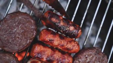 Bbbq Grill 'de hamburger ve sosisli sandviç pişiriyorum..