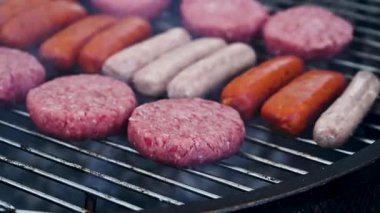 Bbbq Grill 'de hamburger ve sosisli sandviç pişiriyorum..