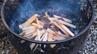 Barbekü yangını taşınabilir bbq 'ın dışında yanıyor.