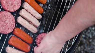 Bbbq Grill 'de hamburger ve sosisli sandviç pişiriyorum..