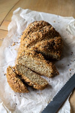Keten tohumu unlu ev yapımı soda ekmeği, keto diyeti.