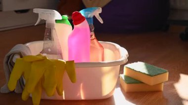 Ev temizliği konsepti. Şişeler dolusu temizlik ürünleri, süngerler ve lastik eldivenler.