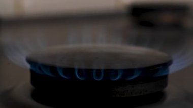 Doğal Benzin. Yüksek doğal gaz fiyatları. Mutfak gaz ocağından çıkan mavi gaz alevleri..