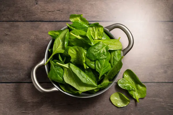 Taze ıspanak yeşili yapraklar. Sağlıklı yiyecekler. Salata yaprakları.