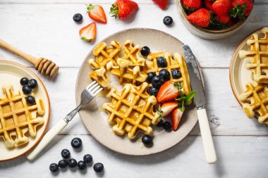 Çilekli, yabanmersinli ve ballı Belçika ev yapımı waffle 'lar. 