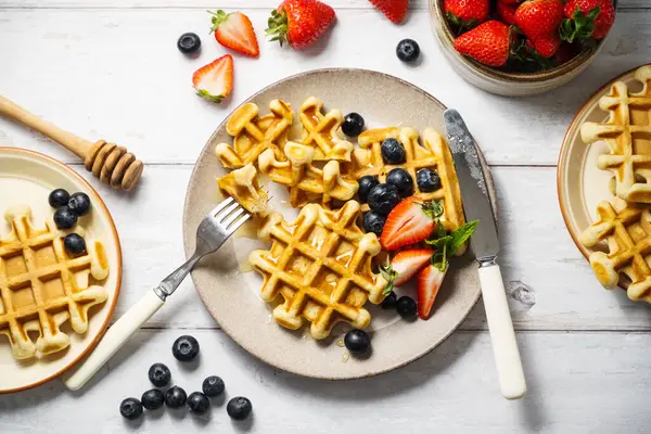 Çilekli, yabanmersinli ve ballı Belçika ev yapımı waffle 'lar. 