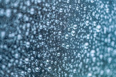 Camın üzerine yağmur damlaları kara desenli arka plan.