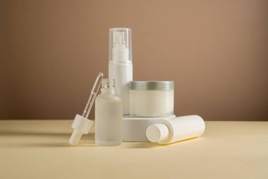 Beyaz kozmetik kavanozları ve şişeler. Güzellik konsepti, tarafsız arka plan