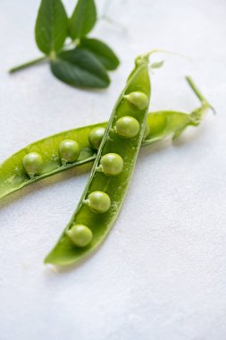 Beyaz arka planda taze bezelyeler, sağlıklı atıştırmalıklar.