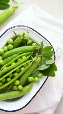 Beyaz tabakta taze taze bezelye.. 