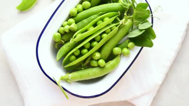 Beyaz tabakta taze taze bezelye.. 