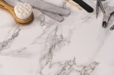 Evde jel tırnak manikürü, fırçalar, dosyalar ve manikür araçları, kopyalama alanı