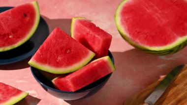 Bir kasede taze karpuz dilimleri, taze yaz meyveleri..