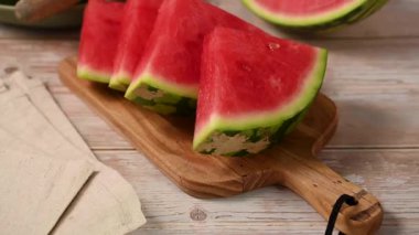 Parlak ahşap masada taze karpuz dilimleri