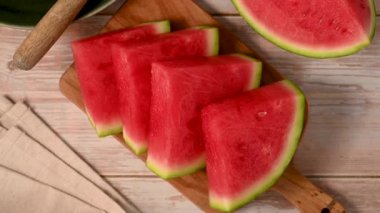 Parlak ahşap masada taze karpuz dilimleri