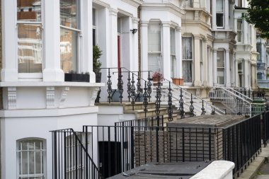 Londra, İngiltere, 2 Haziran 2025: Beyaz İngiliz Viktorya dönemi evleri.