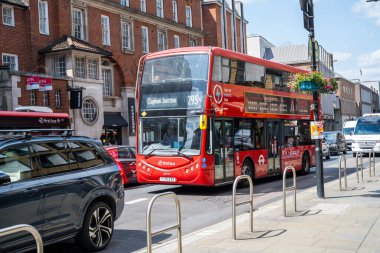 Londra, Birleşik Krallık, 2 Haziran 2025: Londra 'da kırmızı otobüs, güverte otobüsleri.