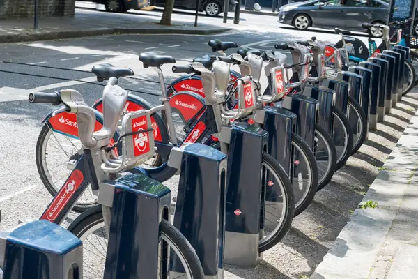 Londra, İngiltere - 2 Haziran 2025: Londra 'ya park edilmiş elektrikli bisikletler
