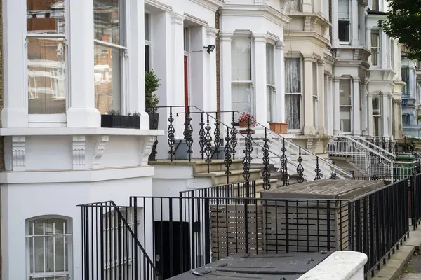 Londra, İngiltere, 2 Haziran 2025: Beyaz İngiliz Viktorya dönemi evleri.