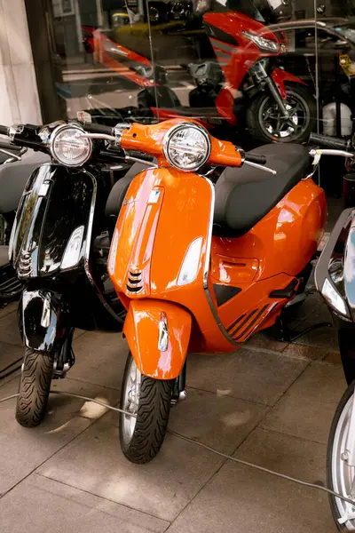 Londra, İngiltere, 2 Haziran 2025: Bir motor dükkanında renkli yeni bisikletler. Motosikletler dışarıda.