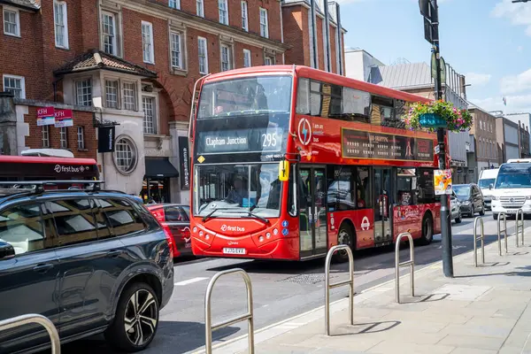 Londra, Birleşik Krallık, 2 Haziran 2025: Londra 'da kırmızı otobüs, güverte otobüsleri.
