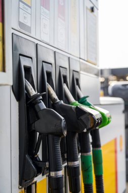 Corby, İngiltere. Haziran 2025: Benzin ve mazot istasyonunda yakıt pompaları.