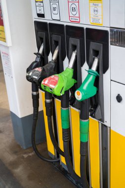 Corby, İngiltere. Haziran 2025: Benzin ve mazot istasyonunda yakıt pompaları.