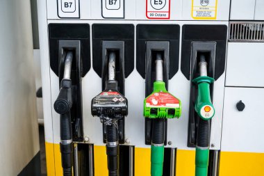 Corby, İngiltere. Haziran 2025: Benzin ve mazot istasyonunda yakıt pompaları.