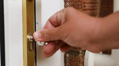 Erkekler kapıyı elle kilitler, ev güvenliği ya da ipotek konsepti. Yüksek kalite fotoğraf