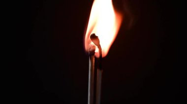 Yanan kibritler. Çift olarak soyut tükenme kavramı. Yüksek kaliteli FullHD görüntüler