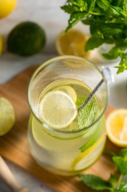 Limonlu, limonlu ve naneli bir sürahi, yaz içeceği..