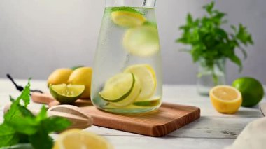 Limonata, limon ve taze naneli limonata. Yaz ferahlatıcı, ev yapımı limonata.