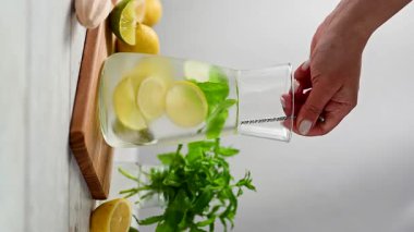 Limonata, limon ve taze naneli limonata. Yaz ferahlatıcı, ev yapımı limonata.