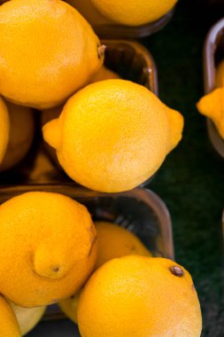 Limonlar Meyve pazarı vitrininde, açık tarım pazarı.