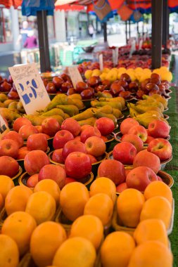 Taze kırmızı elmalar, açık hava meyve pazarı..