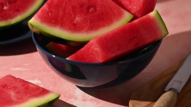 Bir kasede taze karpuz dilimleri, taze yaz meyveleri..