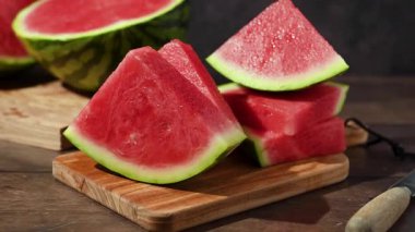 Parlak ahşap masada taze karpuz dilimleri