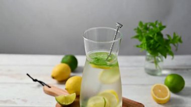 Limonata, limon ve taze naneli limonata. Yaz ferahlatıcı, ev yapımı limonata.