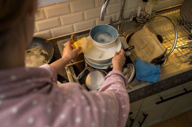 Mutfakta bulaşık yıkayan kadın elleri, temiz alan - temiz zihin..