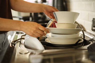 Mutfakta bulaşık yıkayan kadın elleri, temiz alan - temiz zihin..