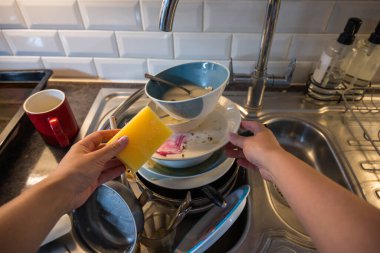 Mutfakta bulaşık yıkayan kadın elleri, temiz alan - temiz zihin..