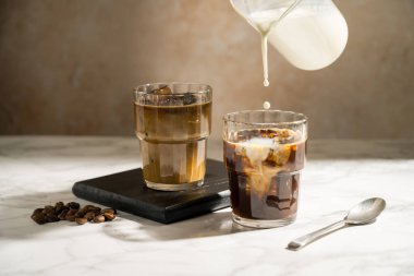 Buzlu latte, enerji verici kahve içecekleri.