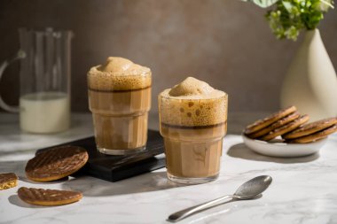 Sütlü bardak, enerji verici köpüklü kahve..