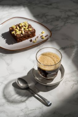 Bardakta sade sıcak kahve, güneş ışığı, yaşam tarzı fotoğrafı..