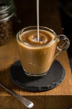 Bir fincan kahveye süt, sıcak latte.