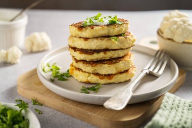 Vejetaryen karnabahar krepleri, tabakta börekler.