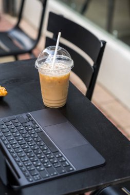 Kahveyi plastik bardakla götür ve taze kruvasanla kafede çalış.