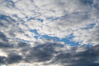 Gri bulutlu mavi gökyüzü, soyut bulutlu arkaplan