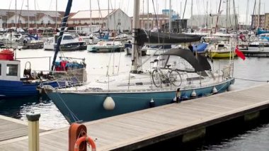 HARTLEPOOL, İngiltere - 25 Temmuz 2025: Hartlepool Marina, Avrupa 'nın en büyük tekne kaldırma ve yüzlerce gemi çekme